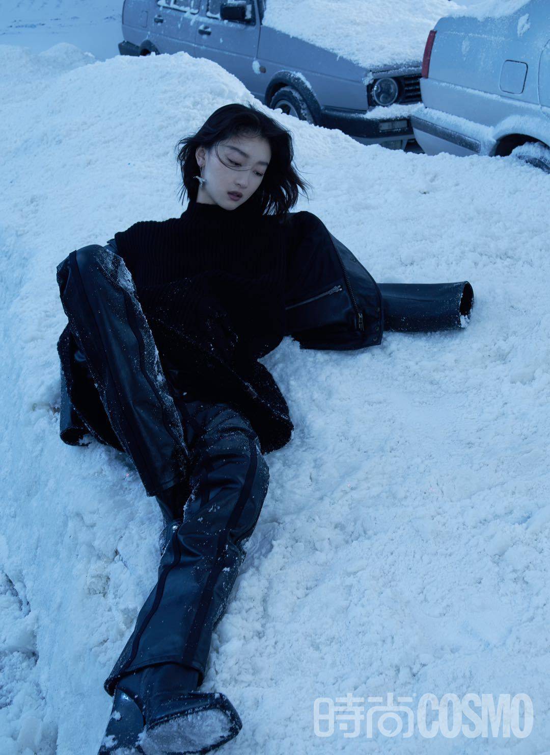 周冬雨反季节雪地大片曝光 冷冽时髦时尚驾驭力超强_表现力_造景_太强