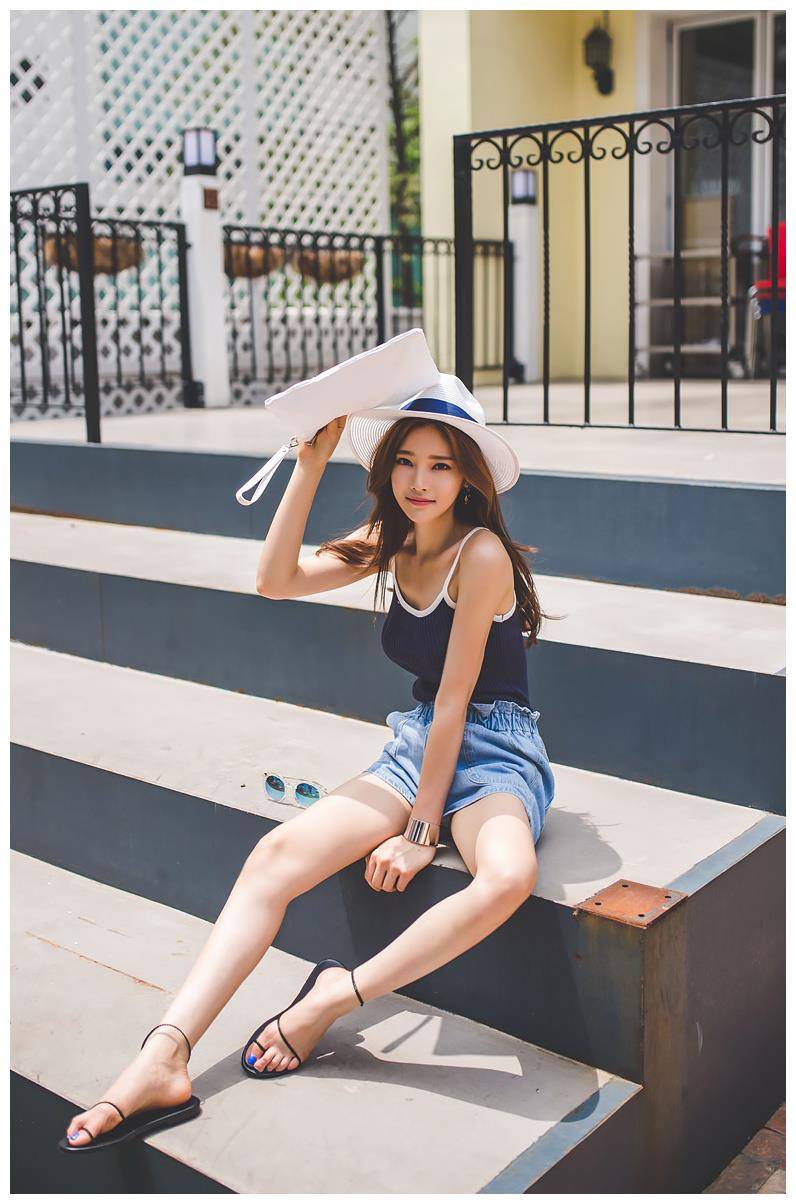 韩国美女模特牛仔短裤秀美腿