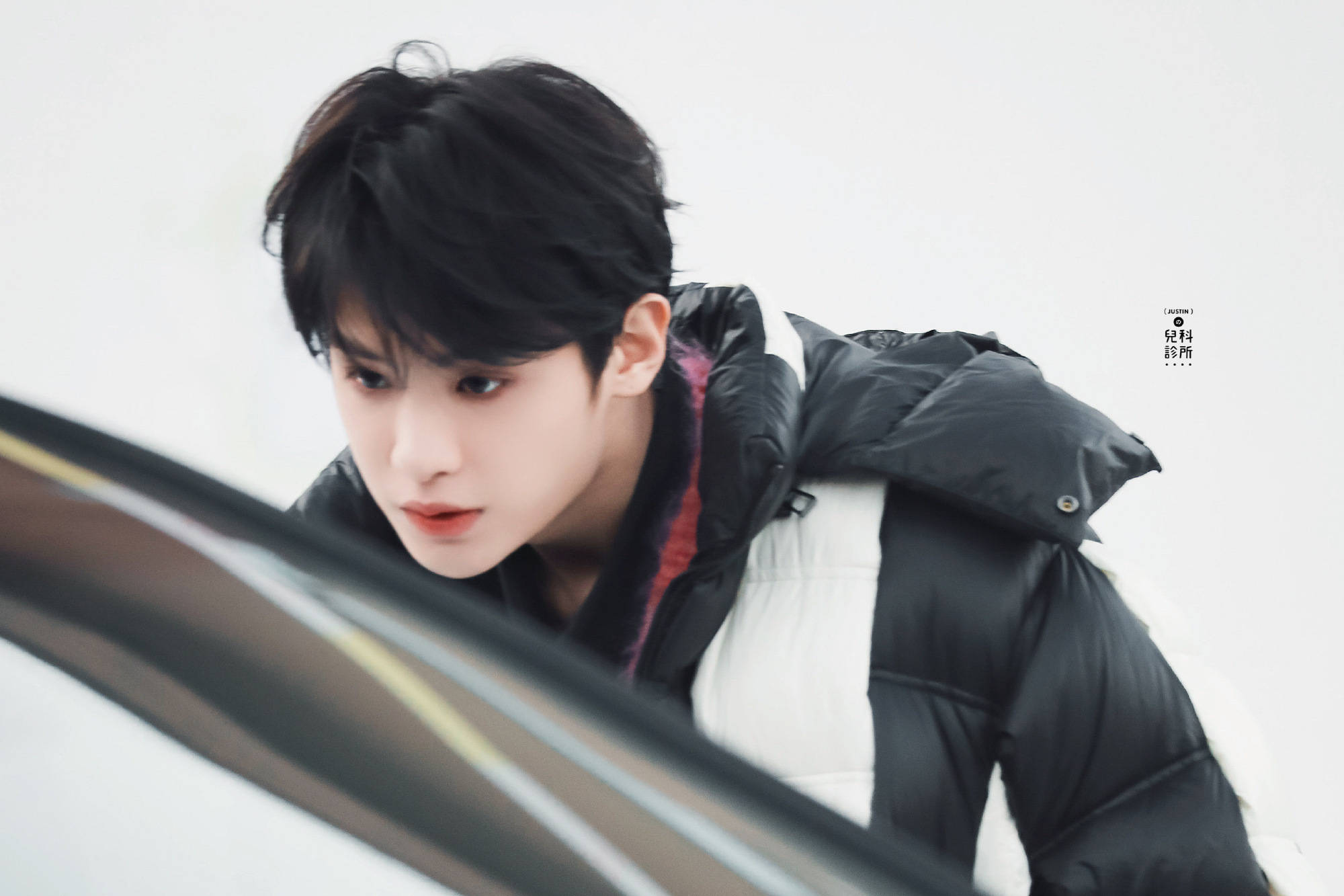 黄明昊 下班 黑粉拼色开衫,时尚个性~ 小贾的眼神好苏 !