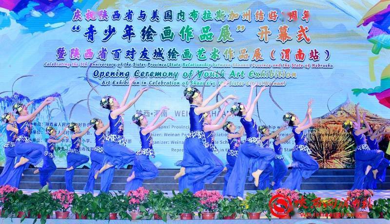 渭南初级中学舞蹈社团学生带来的《粉墨春秋》.