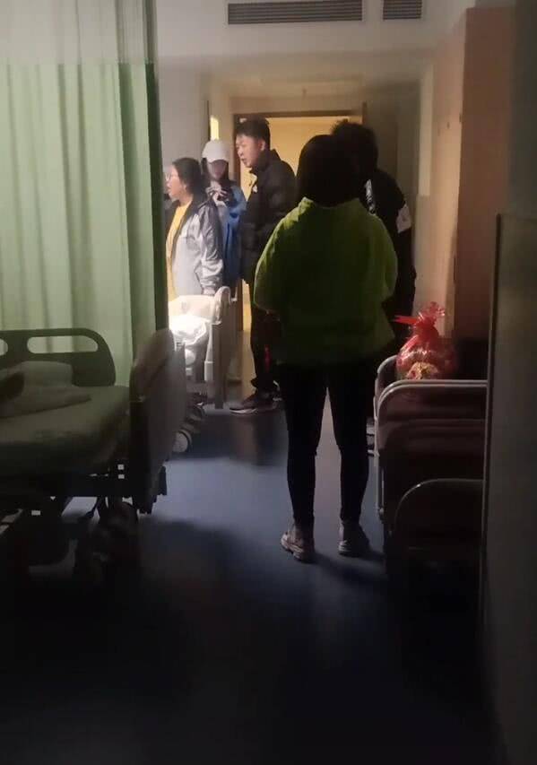 沈梦辰爸爸生病住院海涛带爸妈去探望沈梦辰一直只顾玩手机