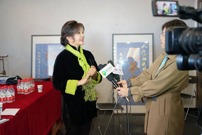 观众刘晓庆举办个人书法展，一副作品卖9999元，被嘲讽一文不值