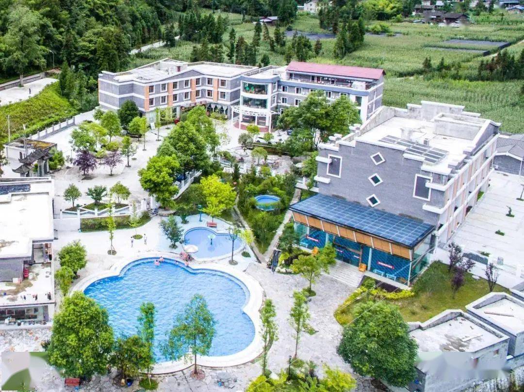 这次我们晒了暖阳,赏雪后,驾车前往石棉县草科藏族乡泡温泉,这里的