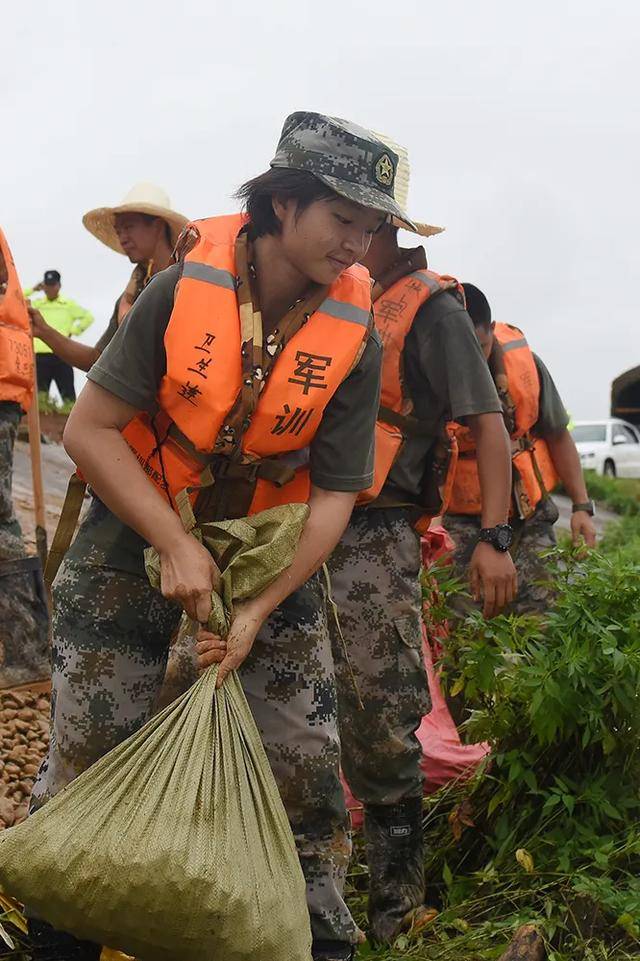 女兵抗洪照片流出真颯