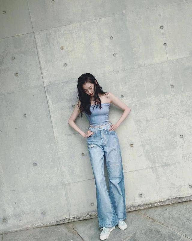 关晓彤风格大变穿抹胸配牛仔裤秀好身材波浪卷发型太妩媚