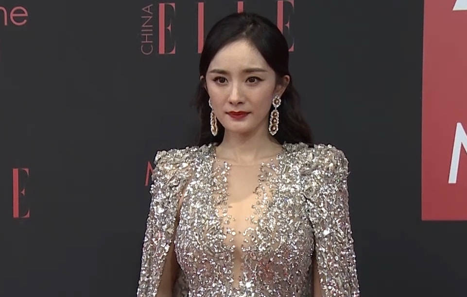 杨幂走红地毯被路人用原相机拍下生图暴露真实颜值