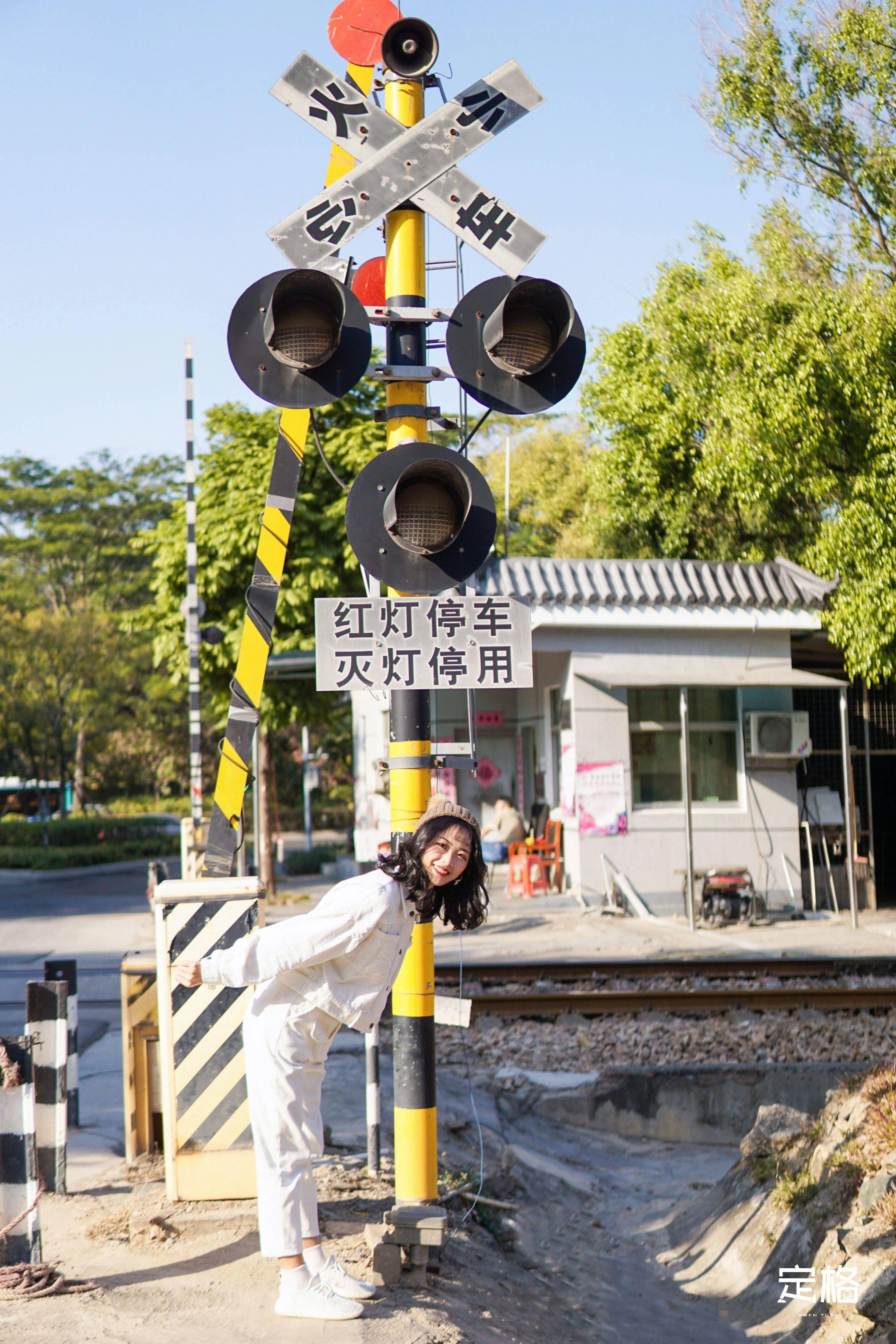 这边环境不错,初来还以为到了乡下,有火车,铁轨,草坪,信号灯.适合约