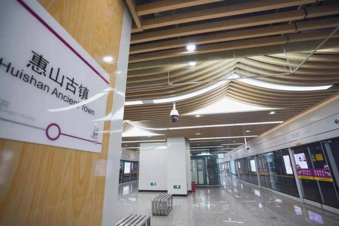 惠山古镇站精致游园体育中心站感官绿化,彩色绿化的理念体现了打造