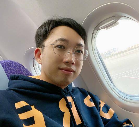 于正坐飞机也要自拍卫衣穿得太减龄减肥成功果然不一样
