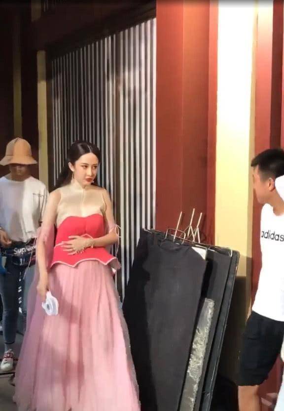 文梦洋的"纸片裙"火了,拍戏衣服不小心下滑?