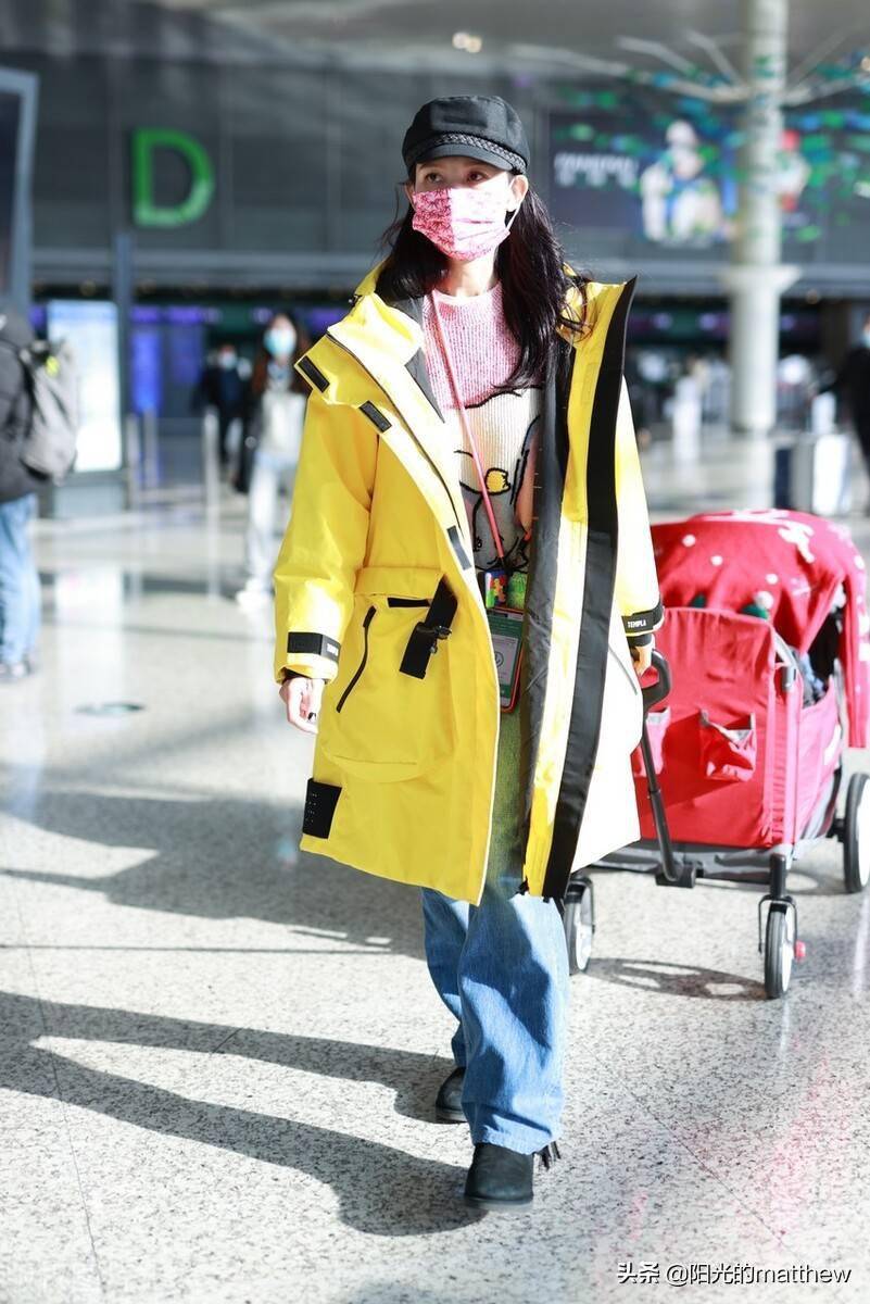 街拍蔡少芬荧光黄风衣粉红卡通毛衣现身可可爱爱一颗少女心