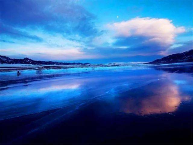 冬季的赛里木湖晶莹剔透