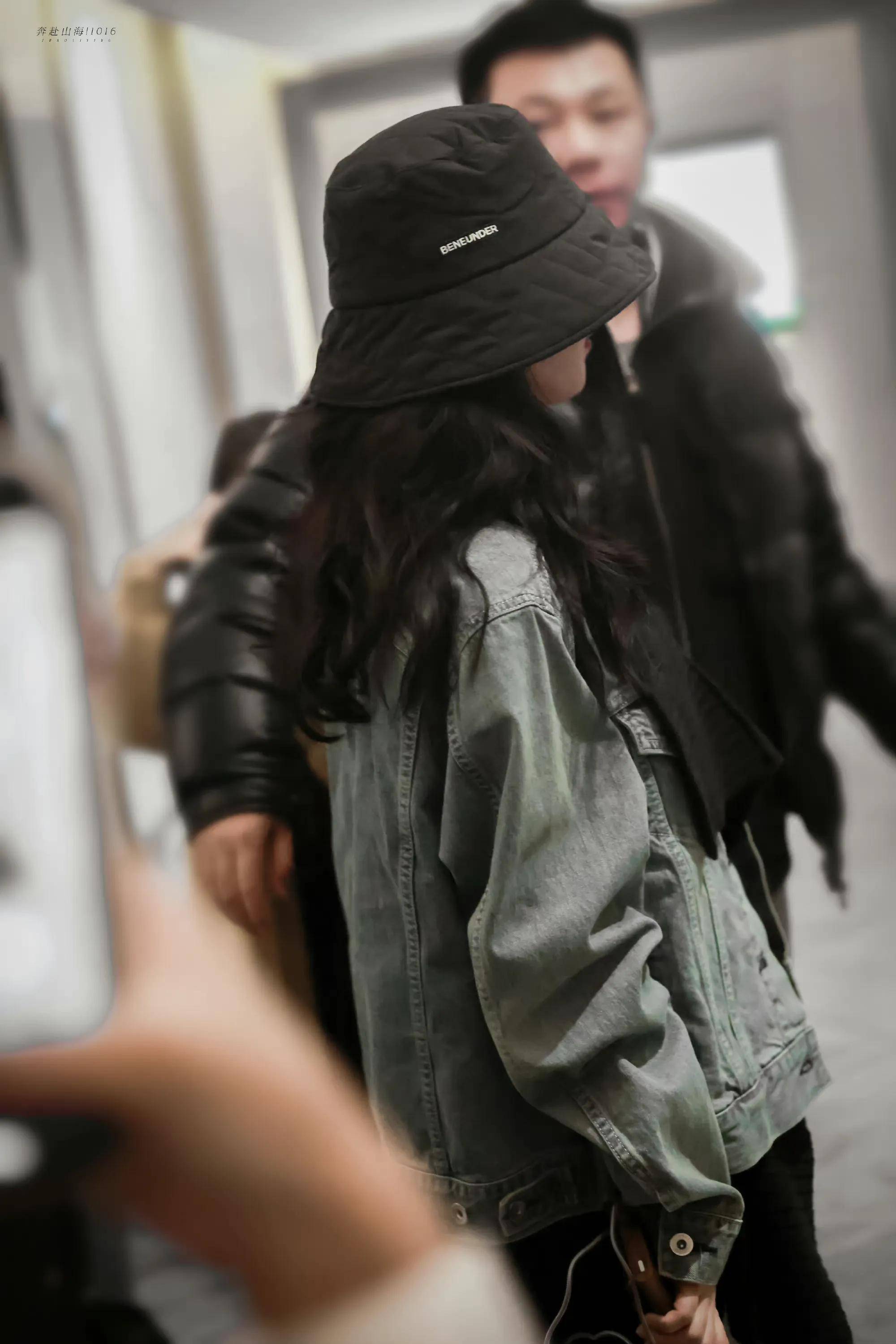 赵丽颖私服,戴着黑色帽子身穿牛仔外套_手机_代拍人_太黑