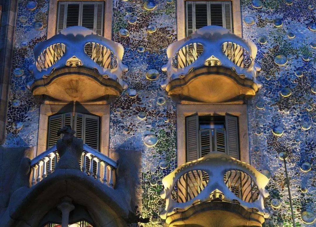 高迪史上最牛的天才建筑师他设计的建筑有多震撼人心