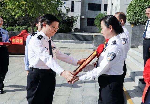 副省长,省公安厅党委书记,厅长顾雪飞