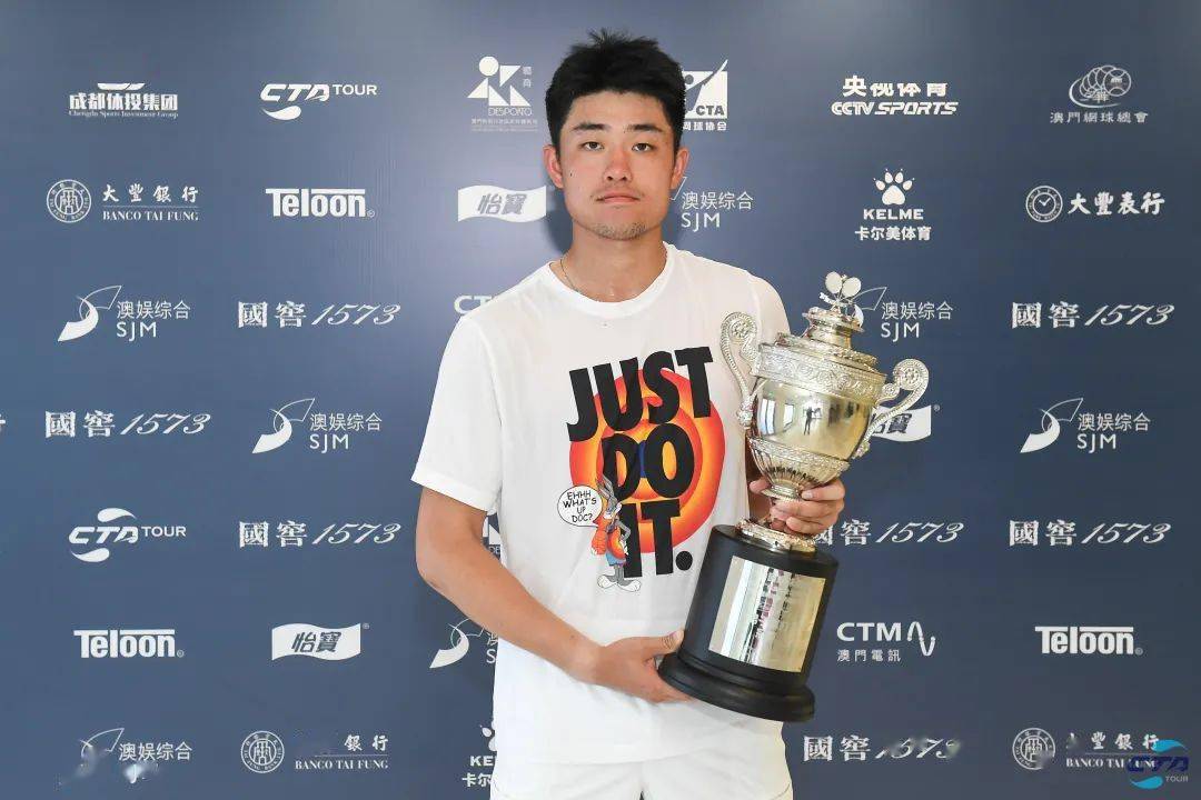 吴易昺中国男子网球运动员 浙江杭州人 2017年起进入浙江大学学习主要