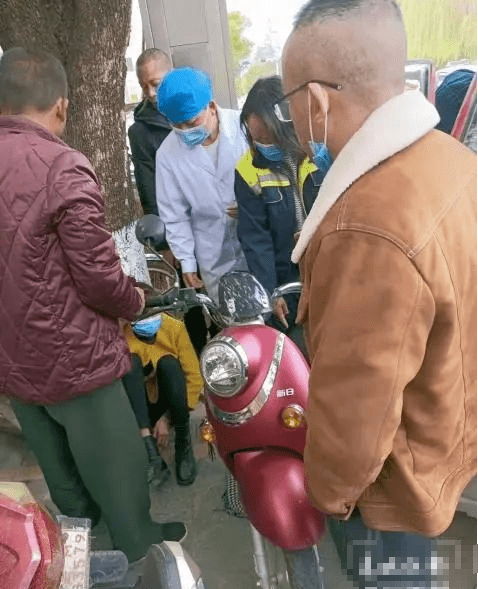 暖心保山一面包車撞倒摩托車女子腿部被壓車底無法動彈就在這時