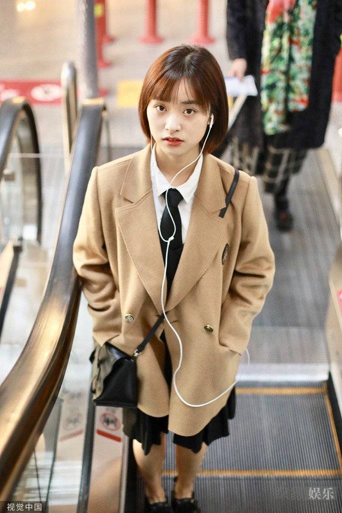 沈月穿西装裙满满学院风露甜笑可爱吸睛