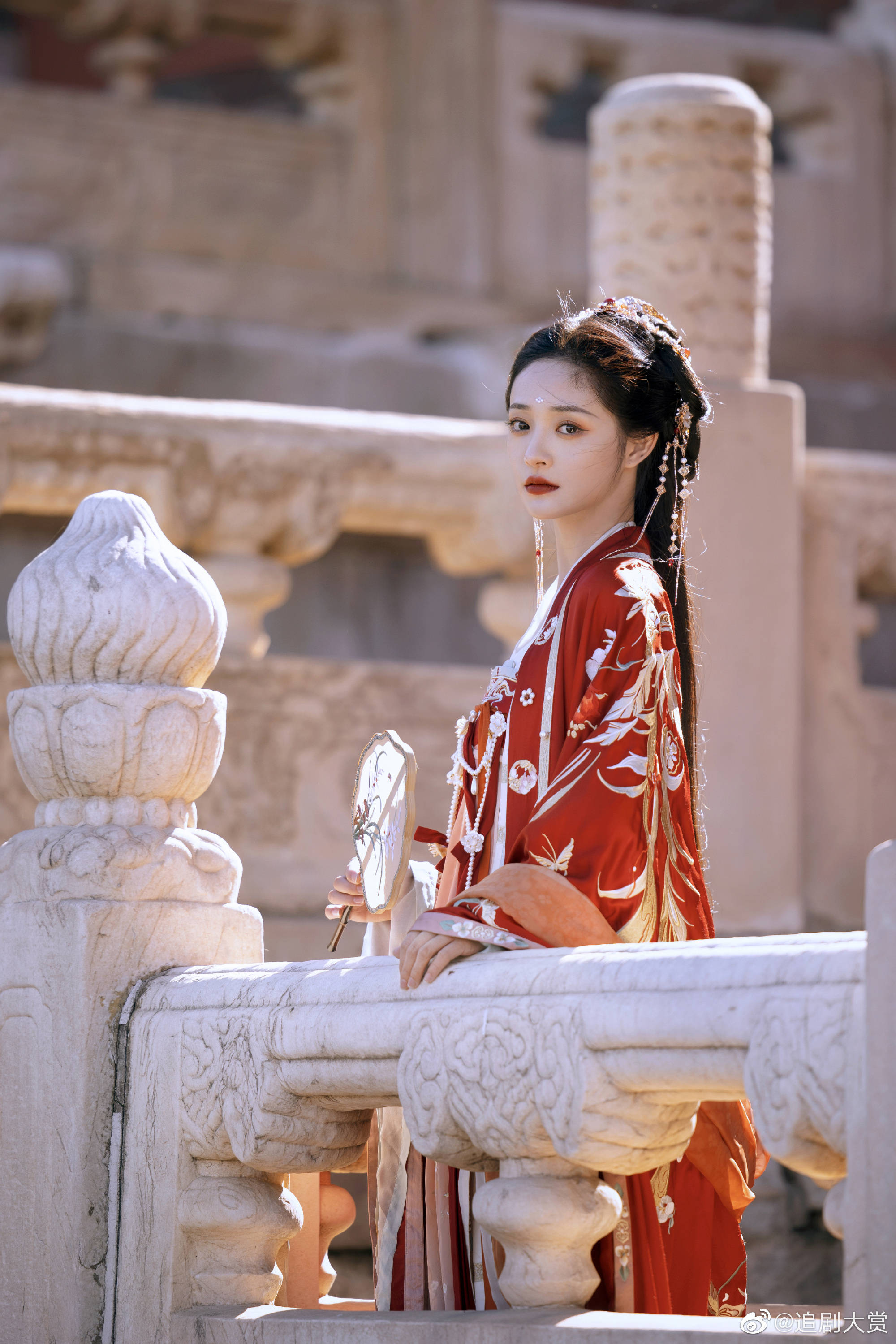 周洁琼第一次故宫游身着红衣汉服太美了