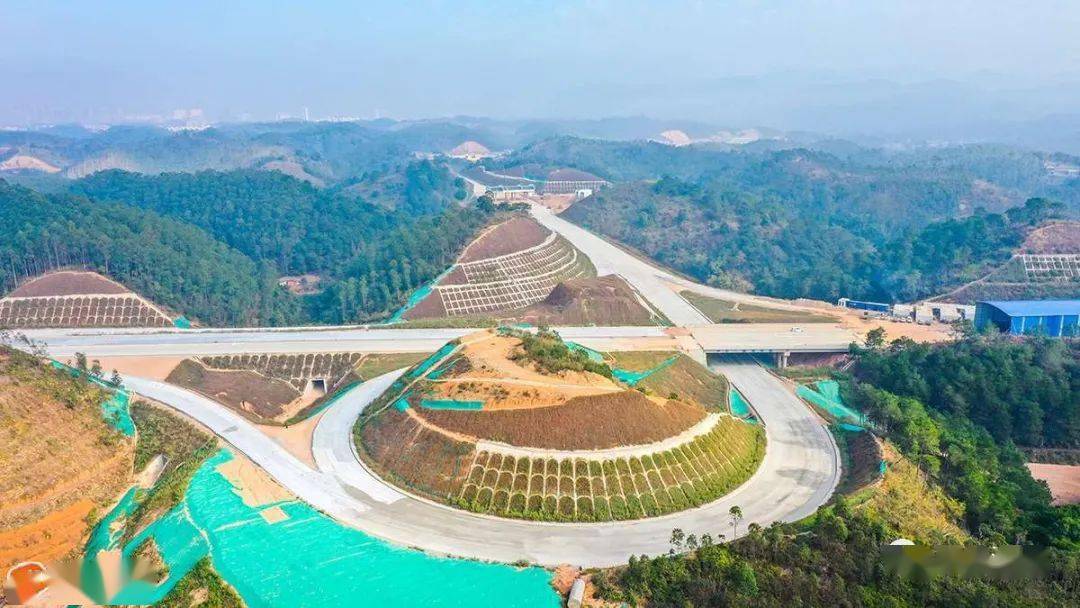 两层高封顶了目前该段互通立交环道已经建成建设一个收费站出入口浦清