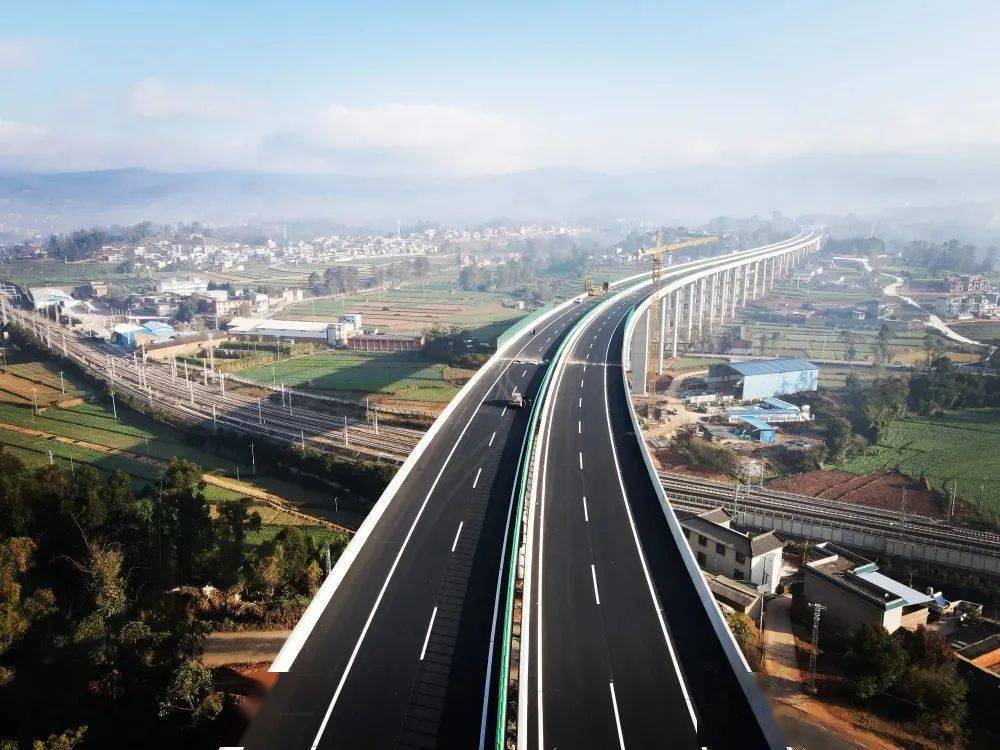 楚大高速第一总承包部主线,连接线路面全部铺筑完成_部署_施工_里程