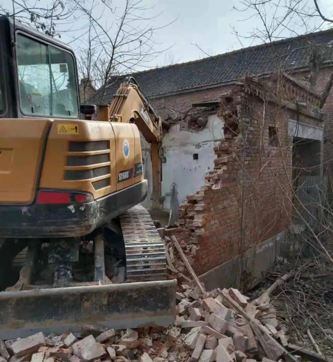 上官镇拆除农村老旧危房消除安全隐患改善村容村貌