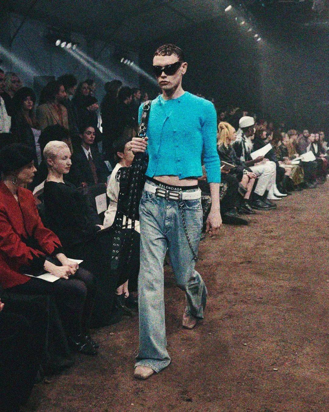 Demna 填补Balenciaga在时尚界消失的一段空白！Demna Gvasalia不需滤镜，用90年代的影像展现优雅与叛逆的并行不悖～