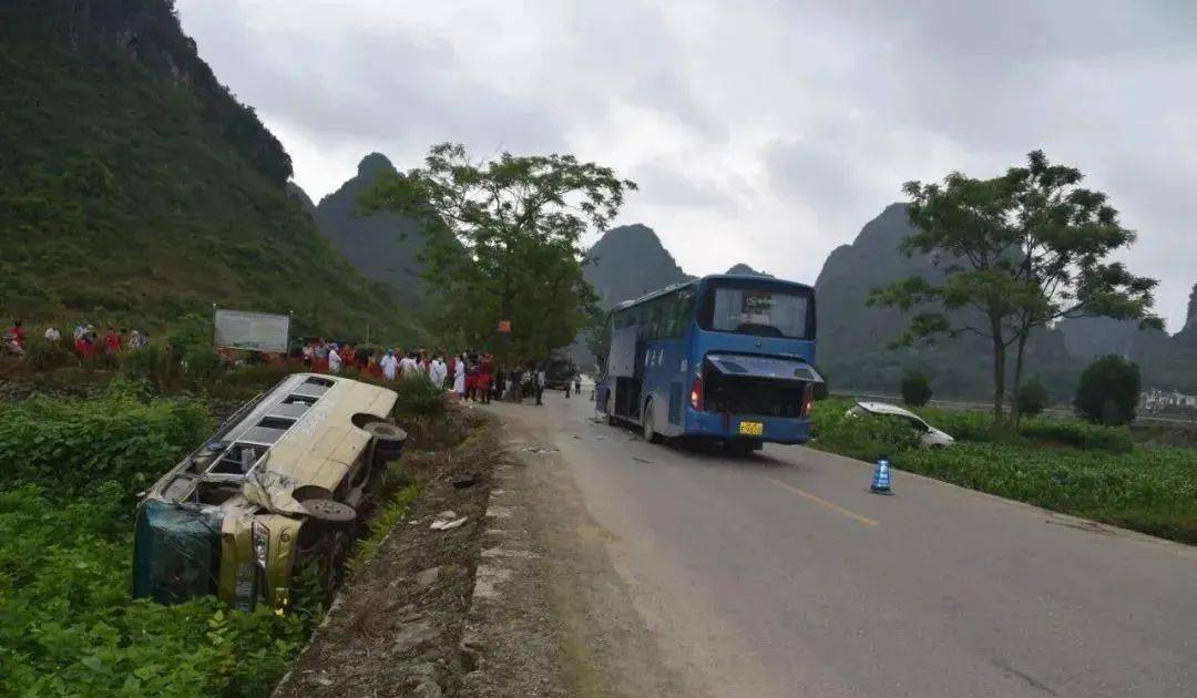 靖西化峒發生一起車禍小車和大客車翻下路坎