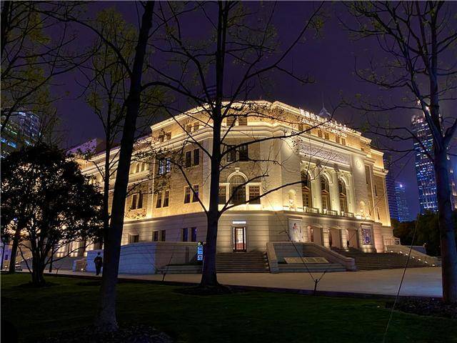 华灯初上夜幕低垂来上海音乐厅看夜樱绽放