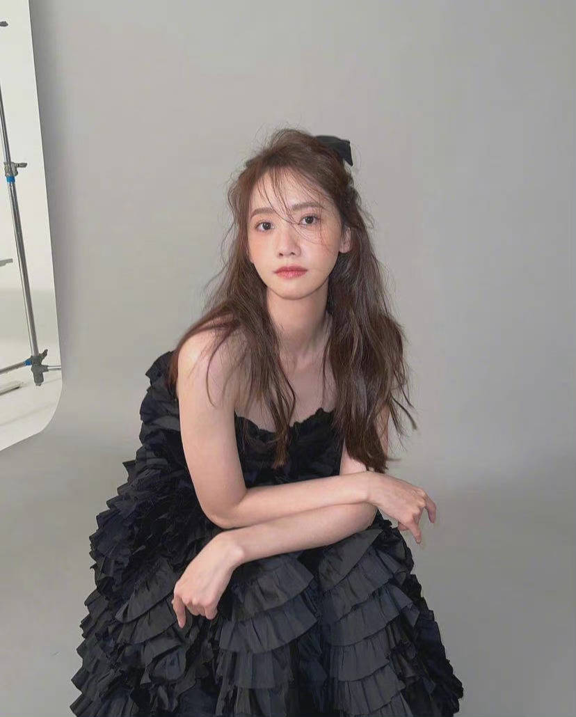 林允儿ins更新黑天鹅公主允鹅优雅又美丽