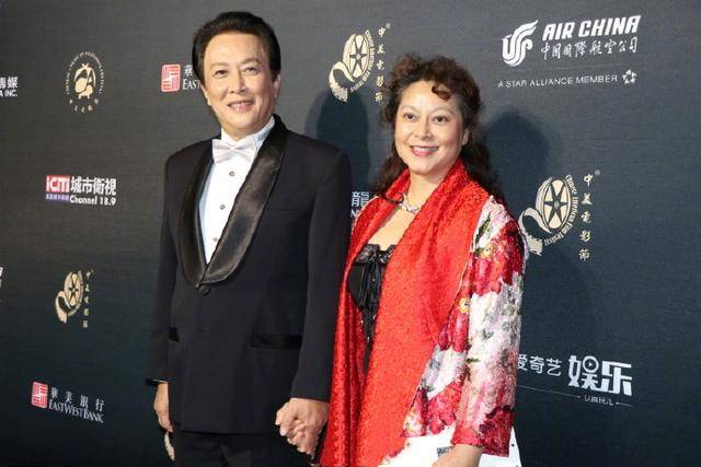 唐国强携小12岁混血娇妻出席活动,妻子低胸长裙尽显丰