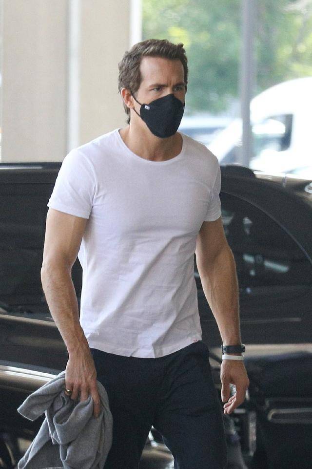 44岁小贱贱身材太好,四肢纤细无赘肉,胸肌都快把t恤