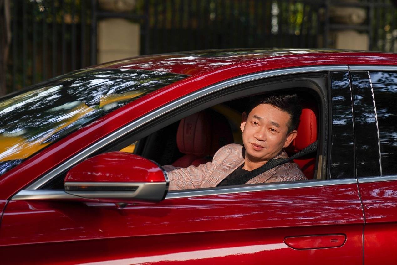 比亚迪汉ev车主访谈这是他的第三辆比亚迪与坚持梦想者同行