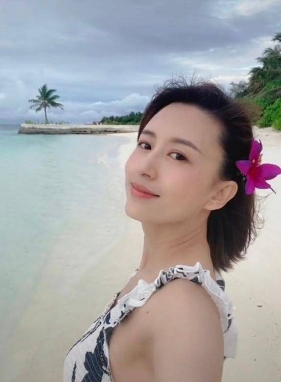 央视主持张蕾晒泳装照身段完美锁骨凸出婚后被指工作断档
