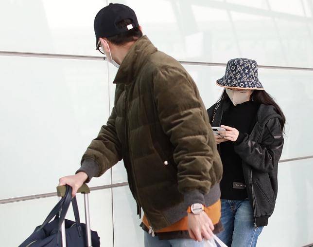 张靓颖与小男友现身机场,陈秋莳贴心拿行李,张靓颖当甩手掌柜_冯轲