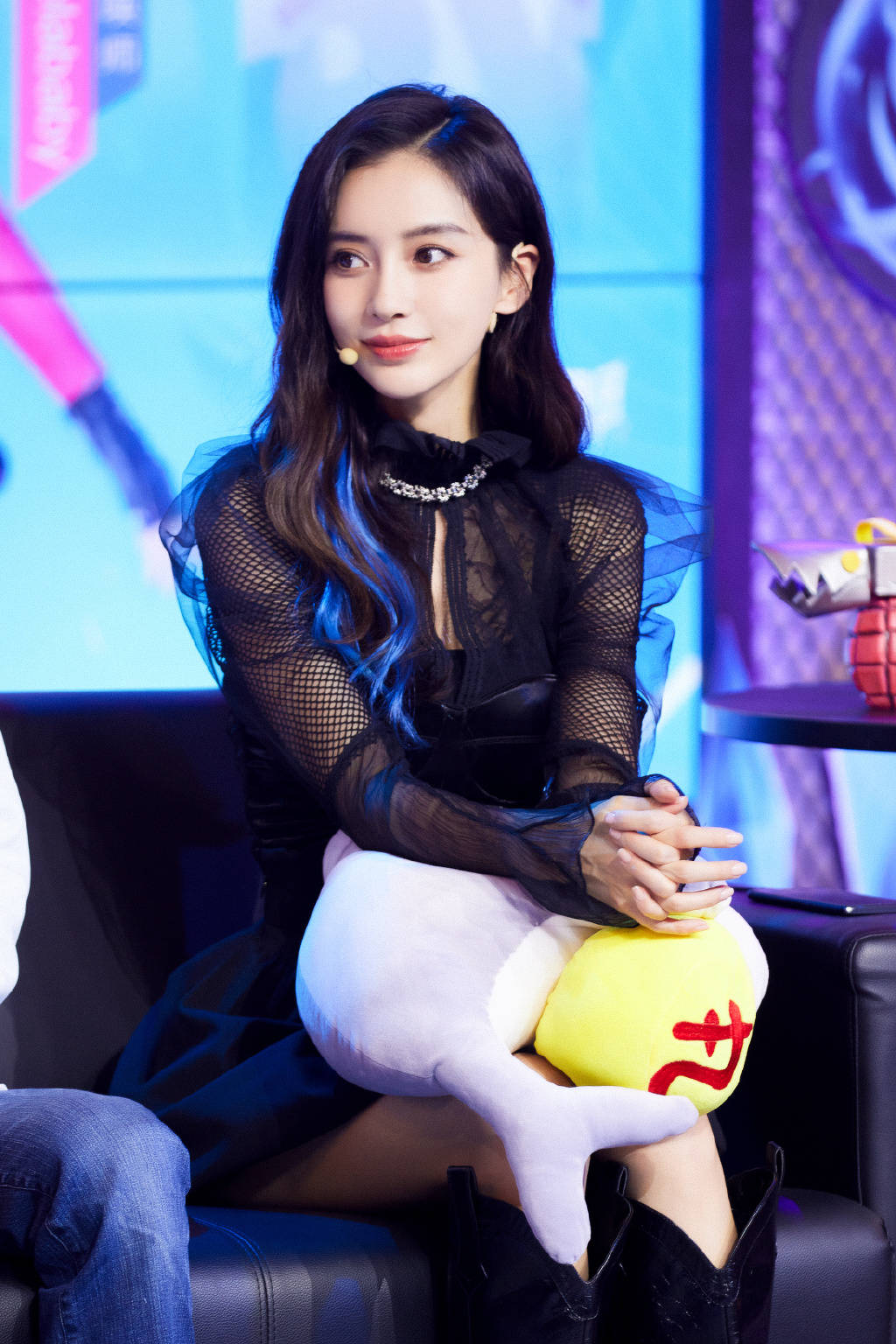 照片中,baby身穿黑色绑带皮裙,搭配大波浪卷发,尽显妩媚