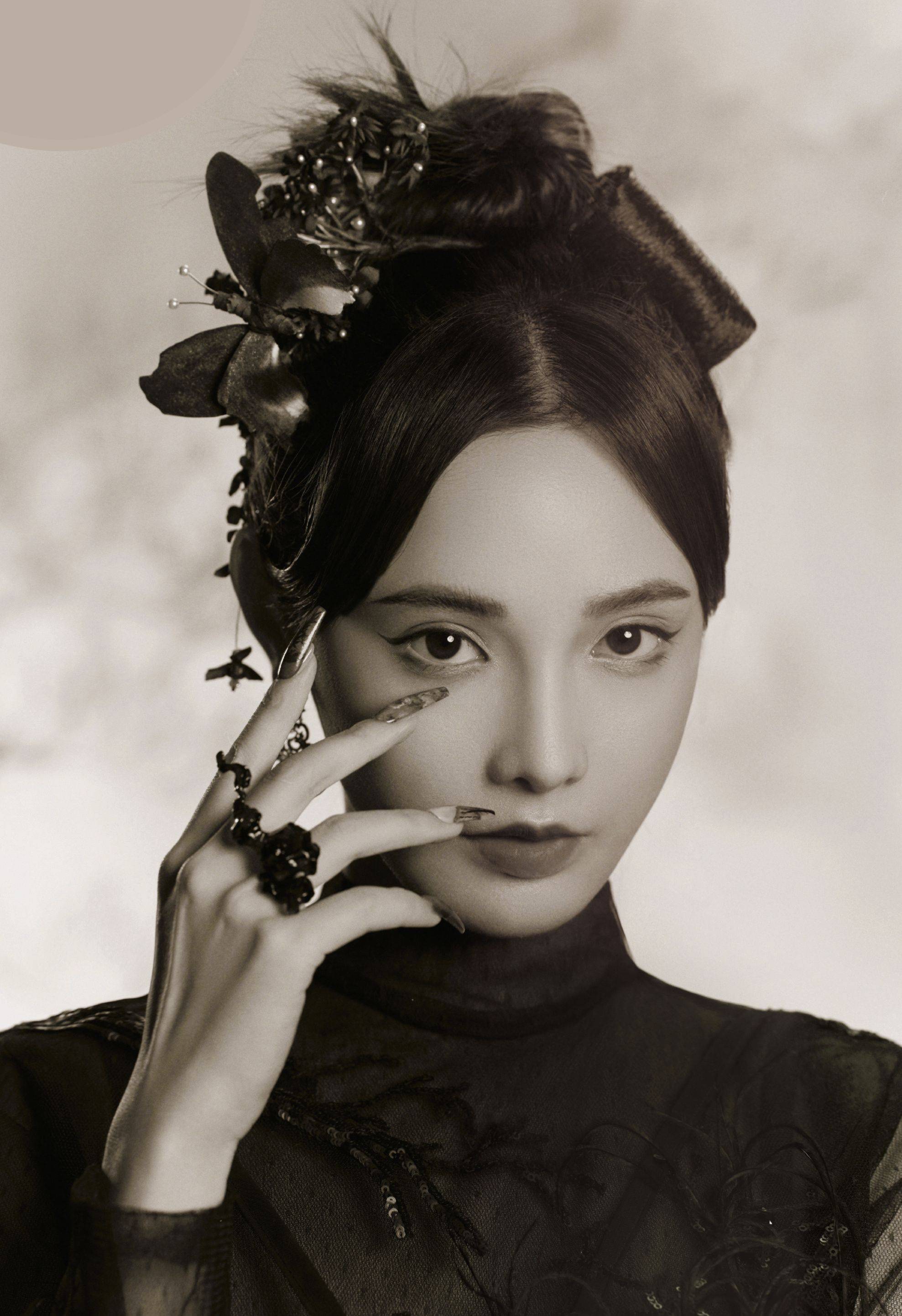 只见彭小苒身穿黑色旗袍,蝴蝶头饰十分抢眼,中分的盘发造型很有老上海