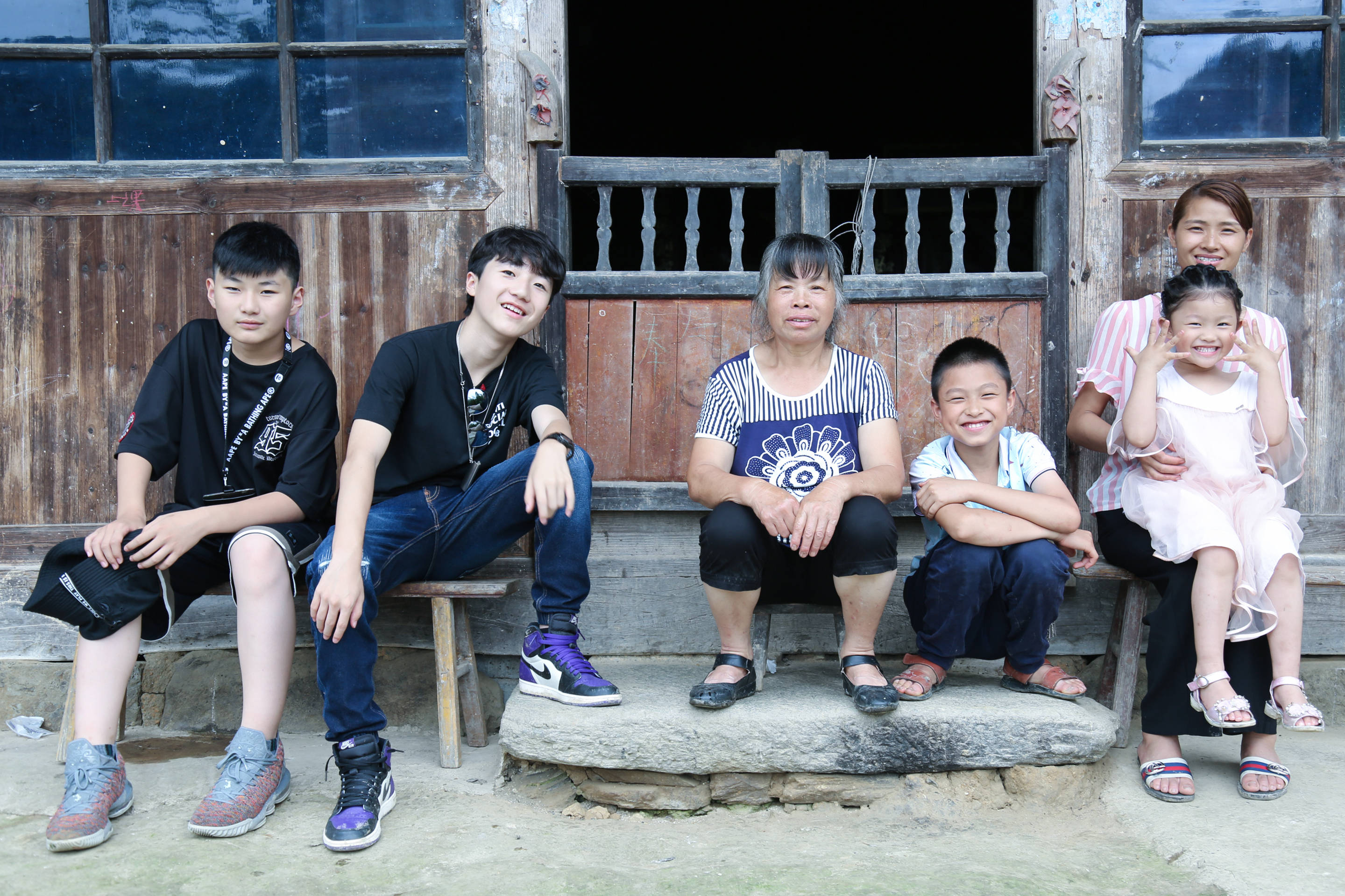 近日,《变形计》第十八季城市主人公鲍嘉诚带弟弟张绘宇再次去到湖南