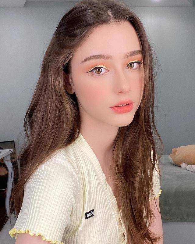 她是俄罗斯人间精灵曾穿低胸紧身裙秀身材20岁却越发清纯