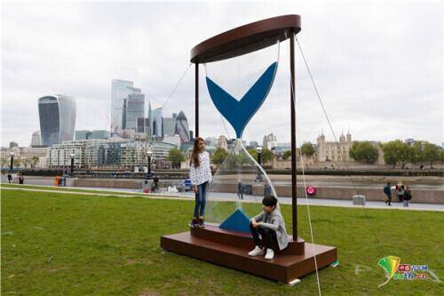 英国展出巨型"蓝色沙漏"呼吁关注水资源危机