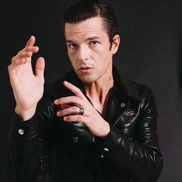 40岁美国帅气主唱brandonflowers滑雪胜地豪宅曝光冬天能躺床上烤着