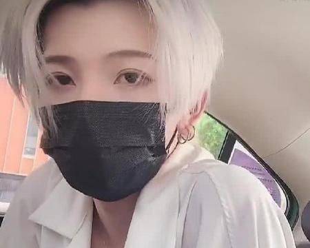 七鹤大人给粉丝发福利摘口罩秀下颌线不当偶像男主可惜了