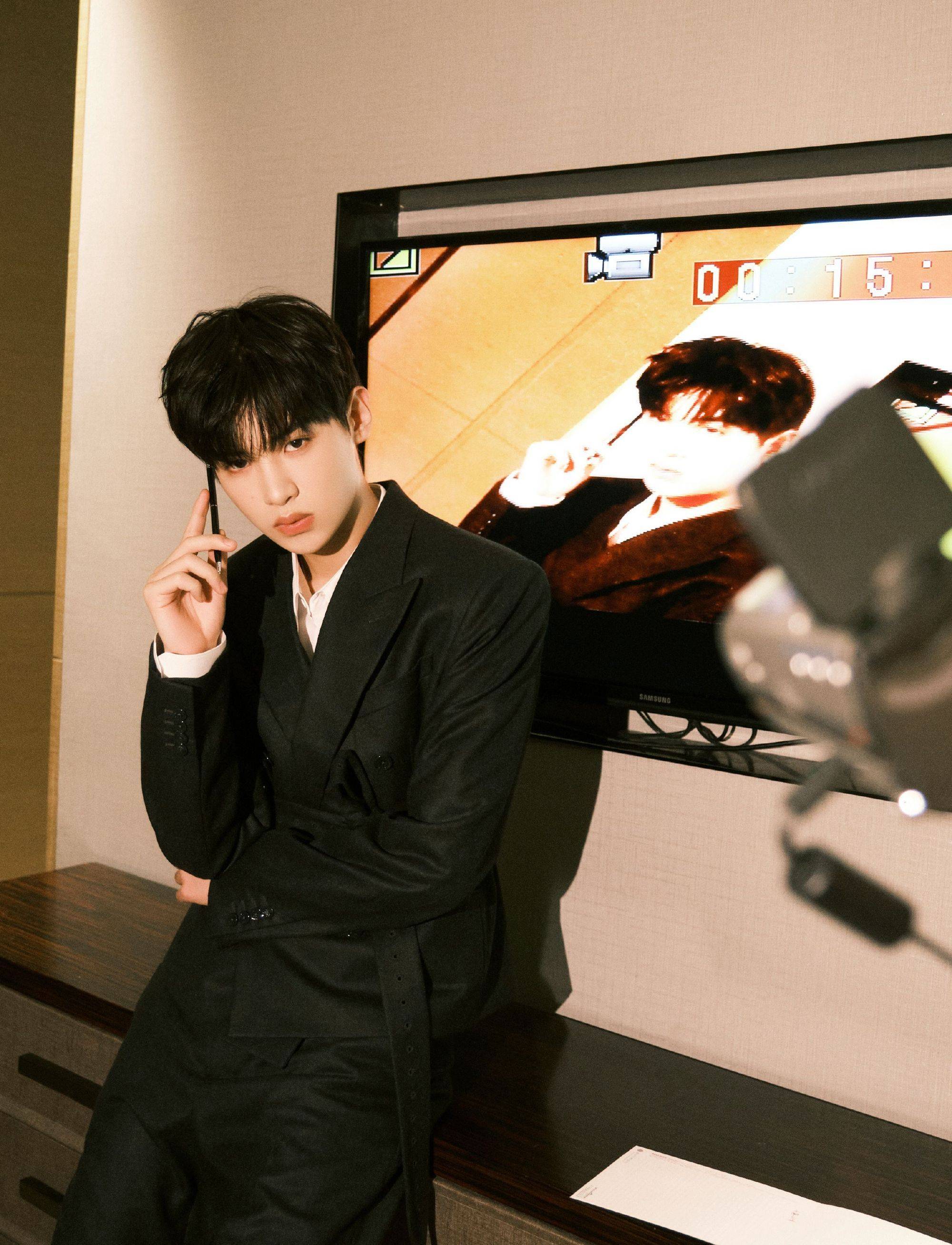 [赢牛奶]@jjjustin0219 #黄明昊胶片感西装大片#黄明昊胶片感西装杀