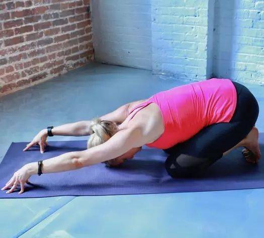 这一套肩颈拉伸瑜伽动作治疗肩颈僵硬颈椎痛