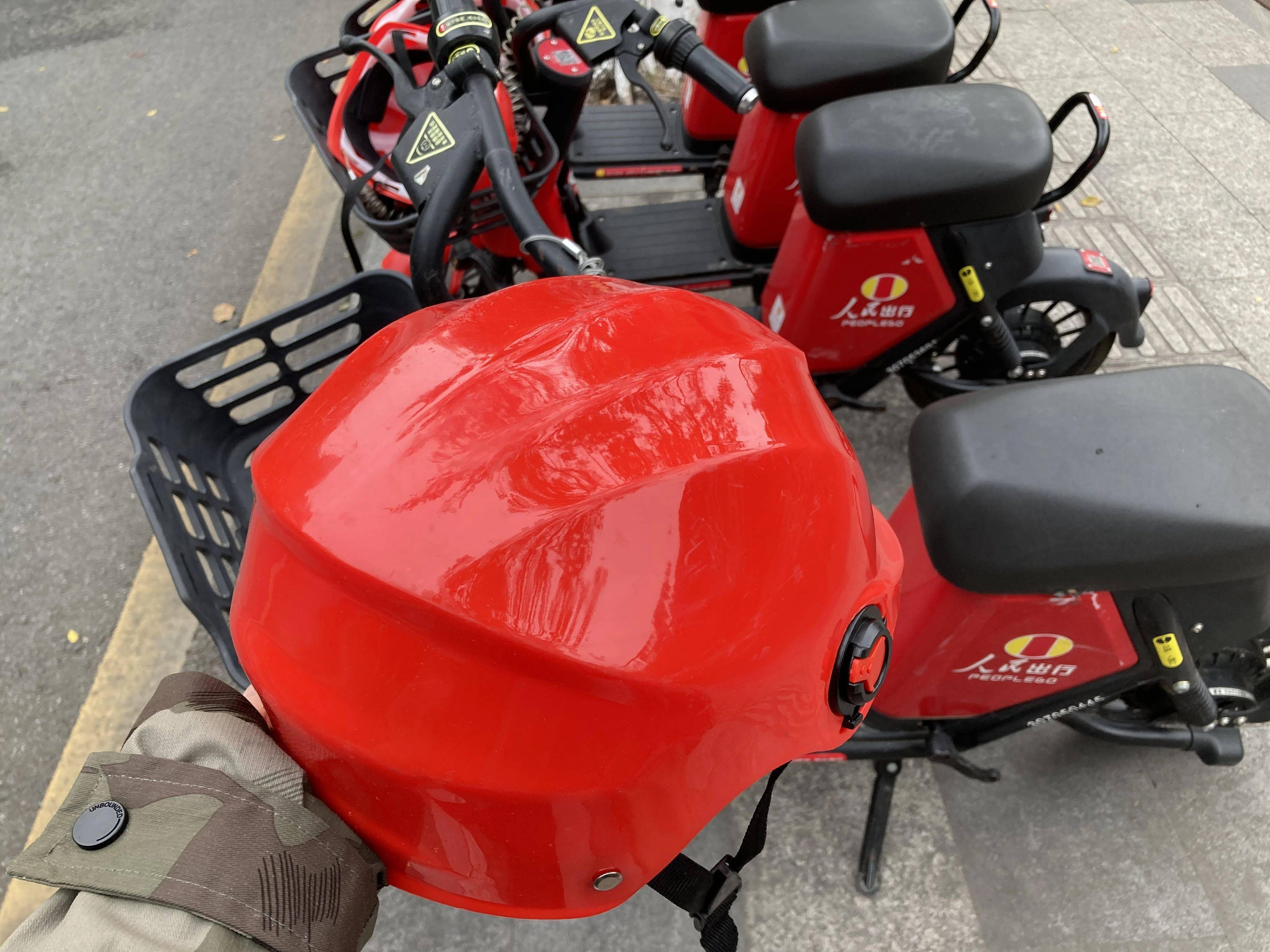 实拍南沙共享电动车全新上线这个安全帽感觉好危险