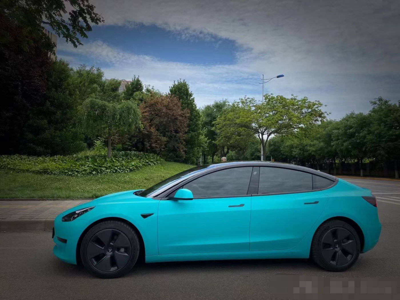 特斯拉model3全车换色了蒂芙尼蓝清晰质感冲上心头