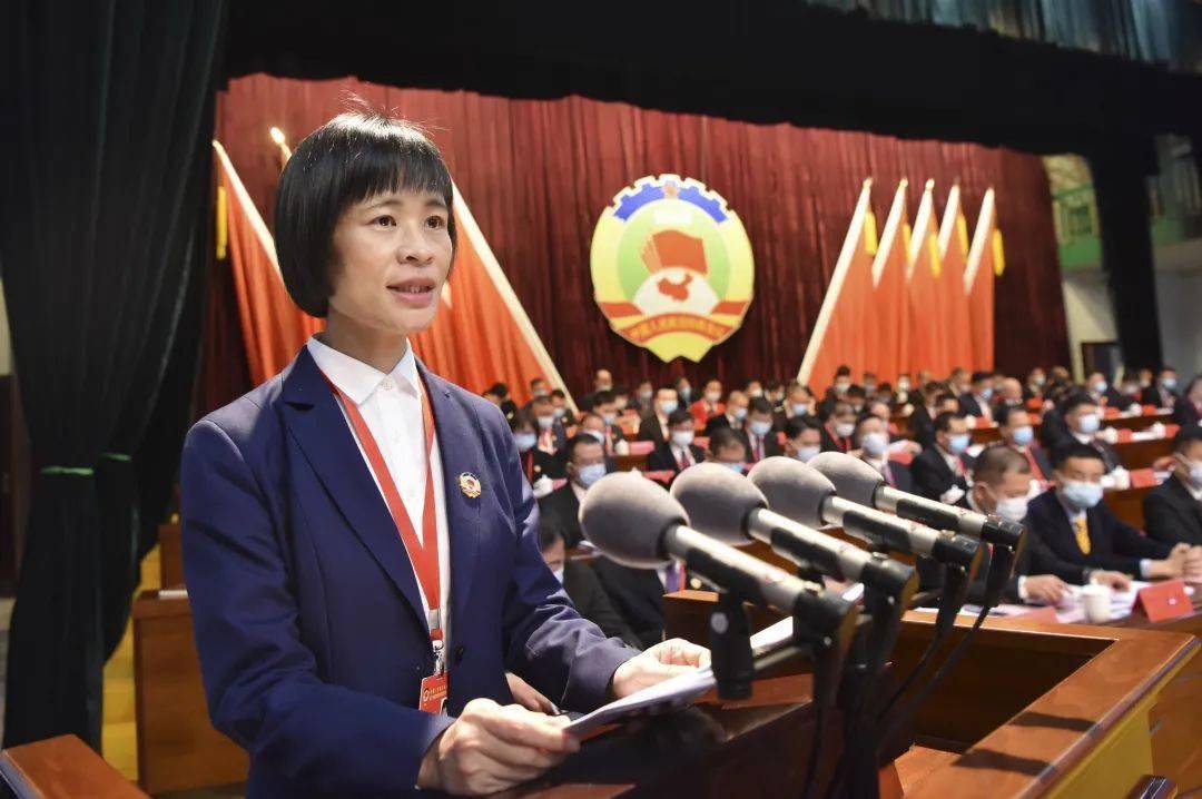 洪琪瑜作提案工作报告受政协第十三届南安市委员会常务委员会的委托