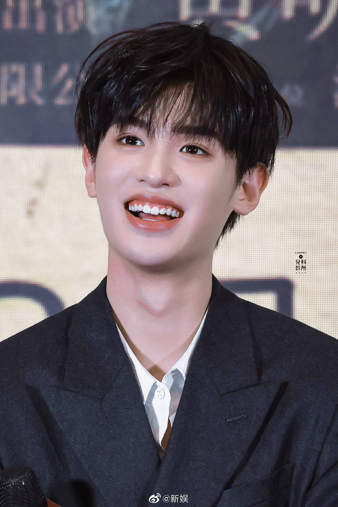 justin黄明昊 1218 上班图 黑西装 白衬衫……_awsl_小白鸽_笔芯