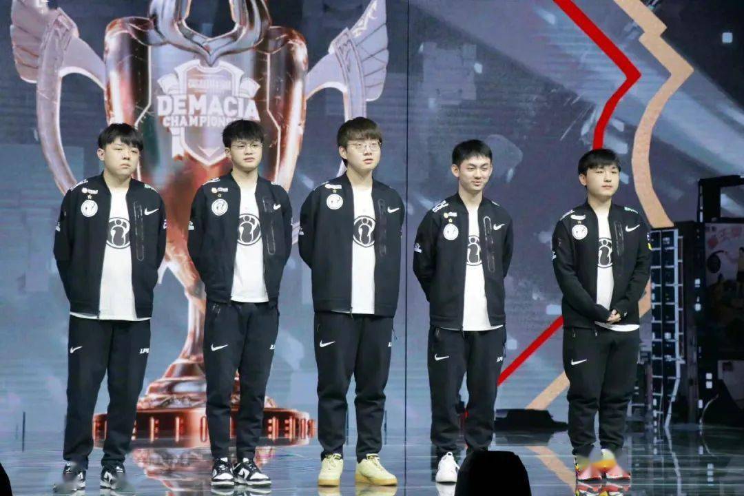 ig4战全胜昂首挺进德杯8强,新阵容未来可期,不愧是"抽卡滴神"_zaza