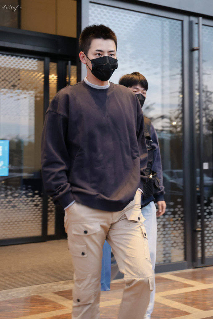 任豪今日份上班饭拍灰色卫衣咖色长裤休闲帅气